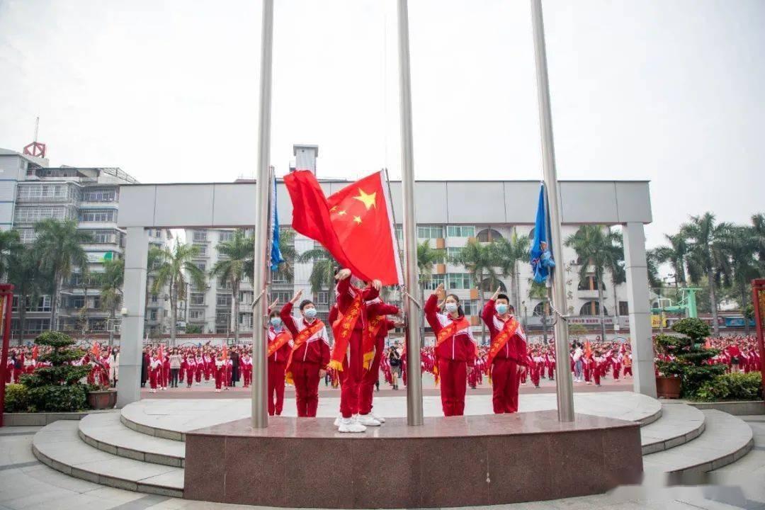 “中国经济新闻人物-企业家之夜”上,波司登董事长现场踩起了缝纫机!